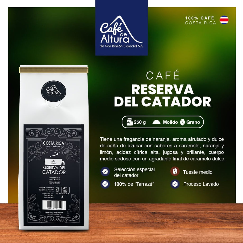A bag of Café de Altura Reserva del Catador coffee on a wooden surface, set against a dark green and black promotional background with Spanish text detailing the coffee's flavor and origin.