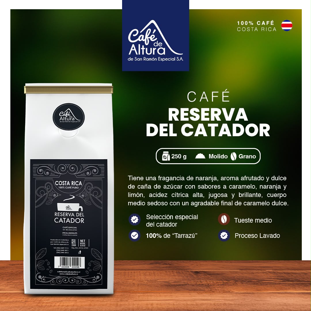 A bag of Café de Altura Reserva del Catador coffee on a wooden surface, set against a dark green and black promotional background with Spanish text detailing the coffee's flavor and origin.